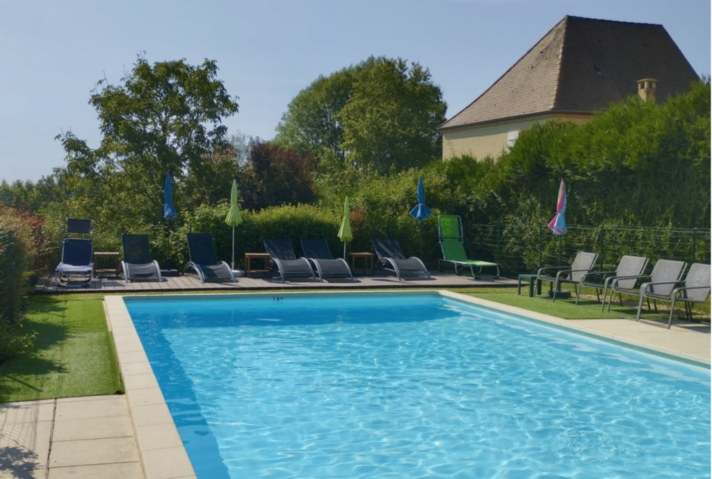 piscina rodeada de naturaleza