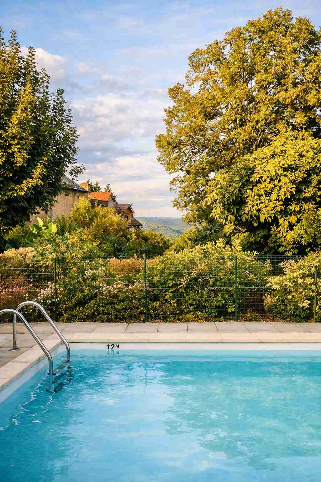 Piscina rodeada de naturaleza